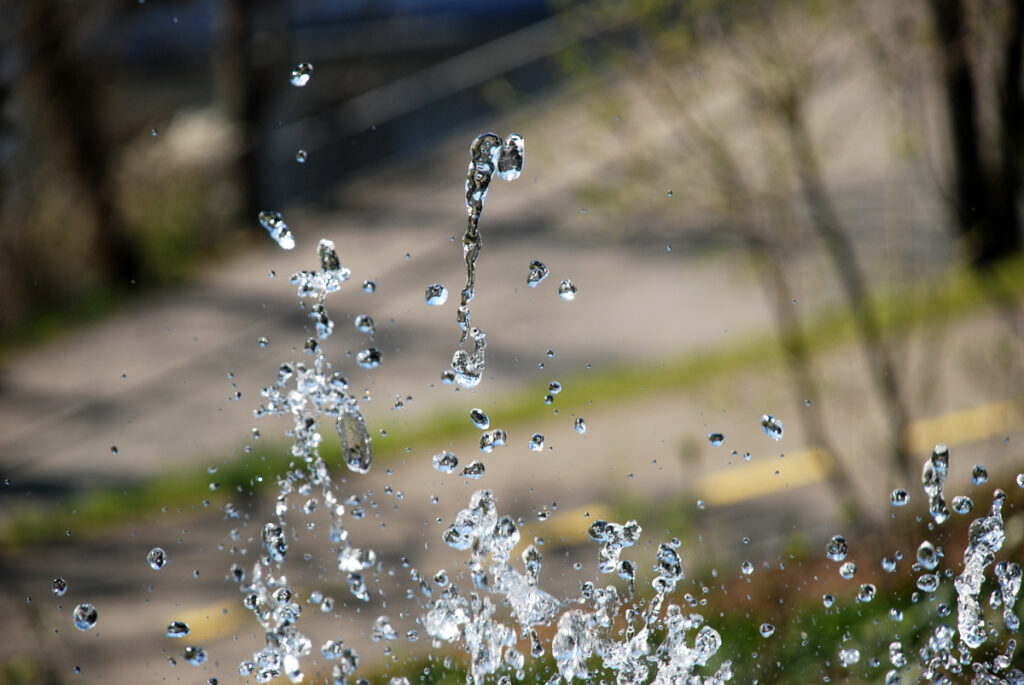 Herabfallende Tropfen eines Springbrunnens