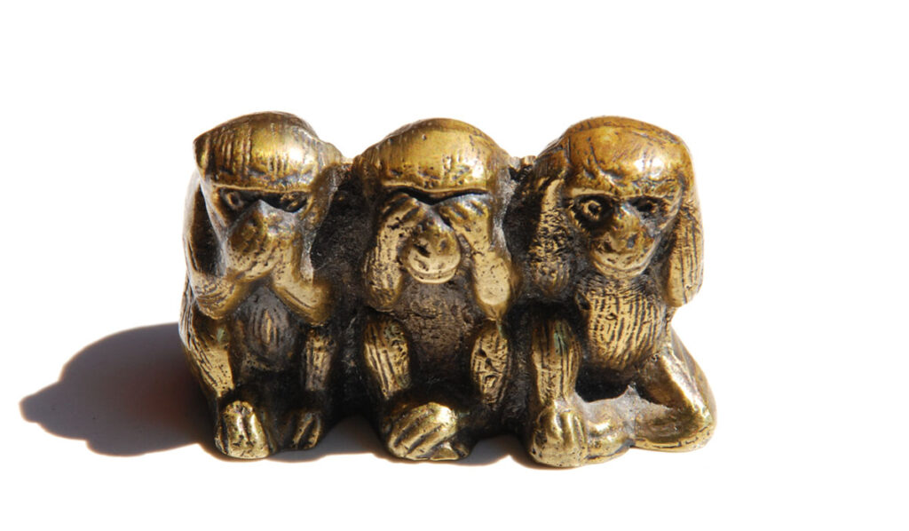Skulptur der drei Affen, welche den Mund, die Augen und die Ohren schliessen