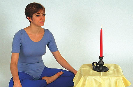 Yoga-Übung Trataka - das Fixieren der Augen auf eine Kerzenflamme